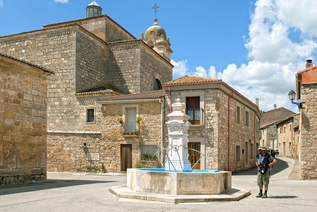 Hostal-Bar Restaurante "La Fuente" Rabé de las Calzadas Εξωτερικό φωτογραφία