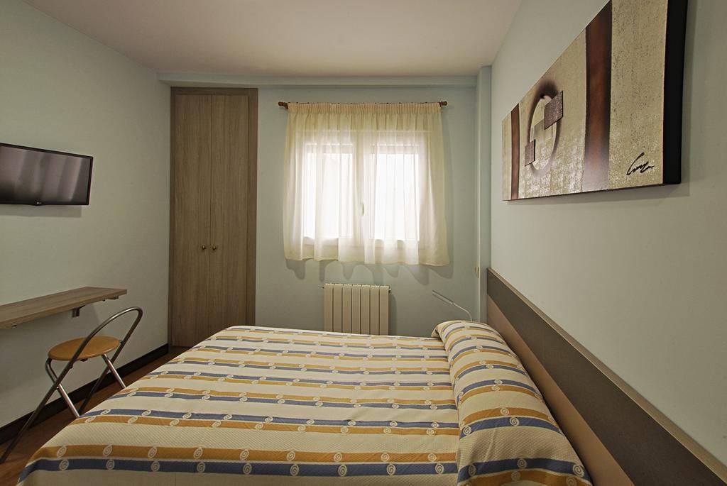 Hostal-Bar Restaurante "La Fuente" Rabé de las Calzadas Εξωτερικό φωτογραφία
